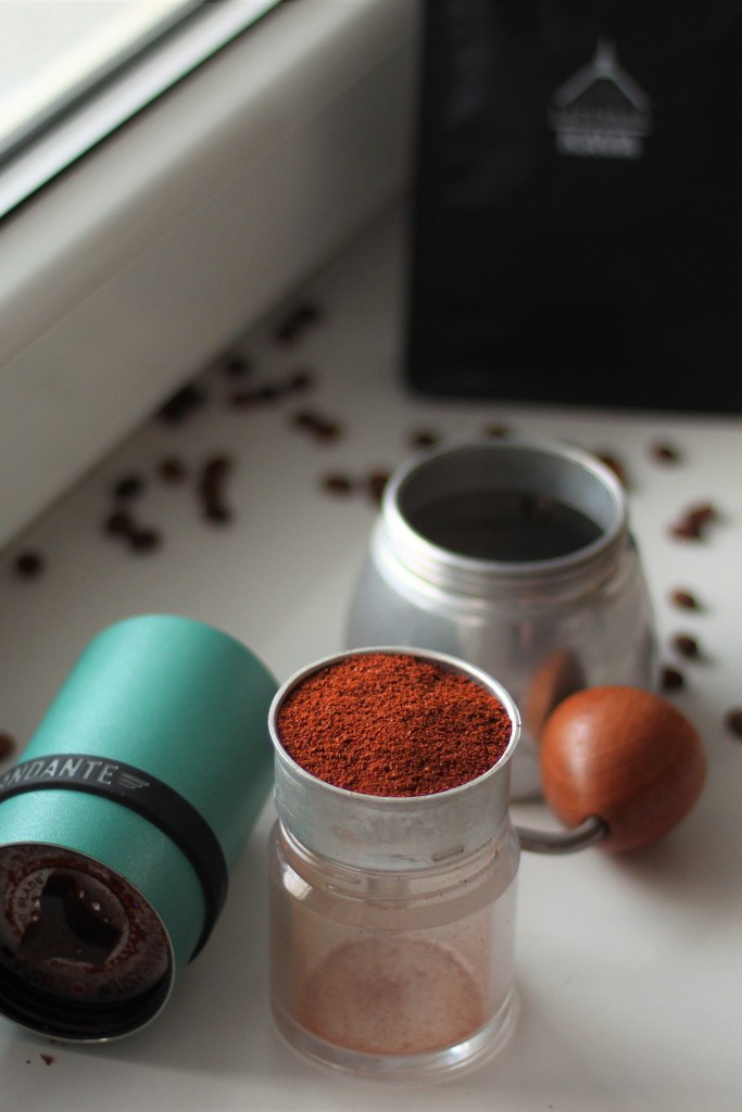 namletá káva na přípravu v moka konvičce