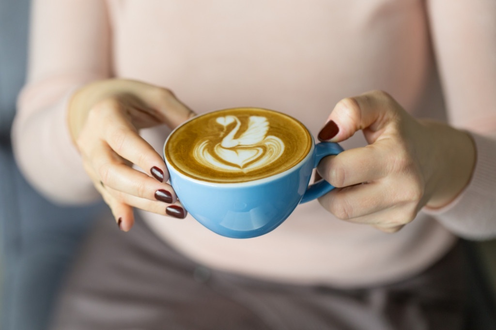 cappuccino s latte art labutí
