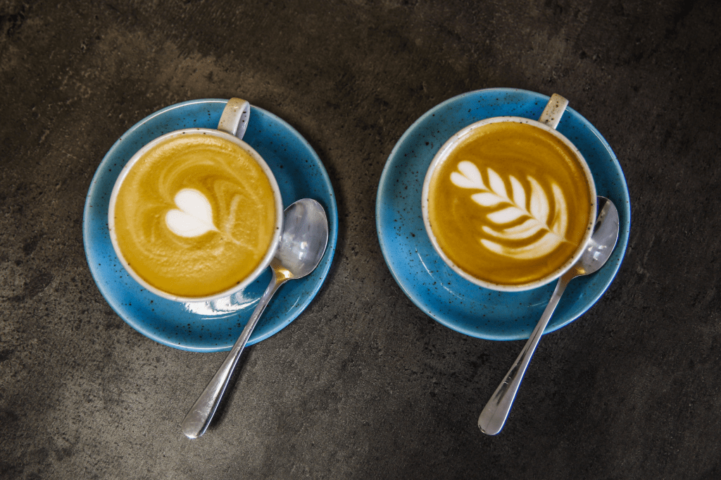 cappuccina s obrázkem latte art srdce a latte art tulipán