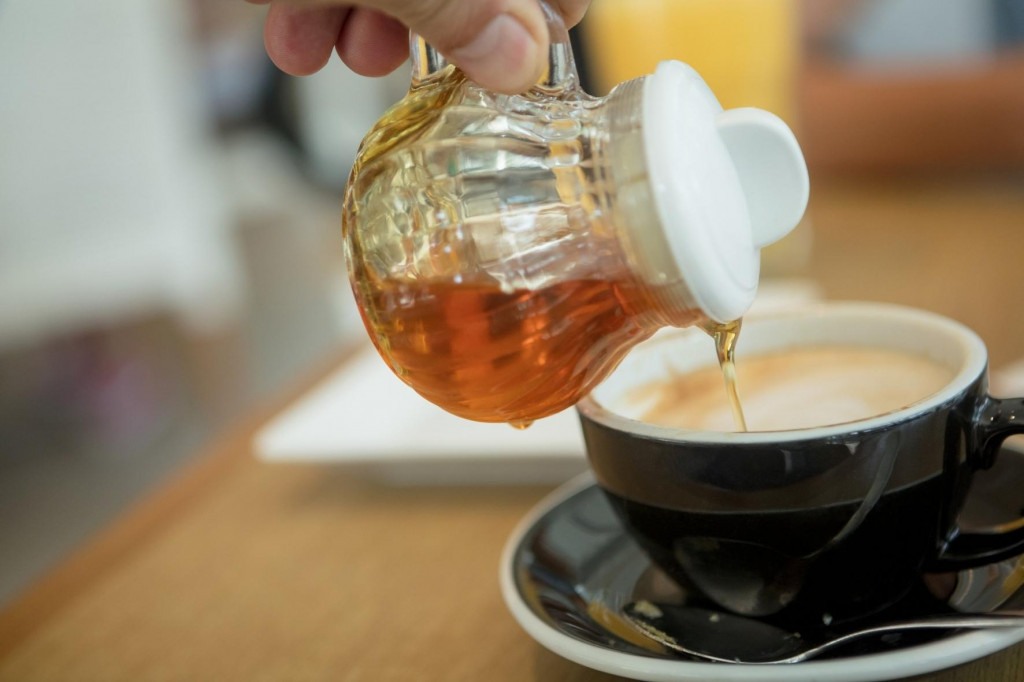 přilévání medu do kávy cappuccino