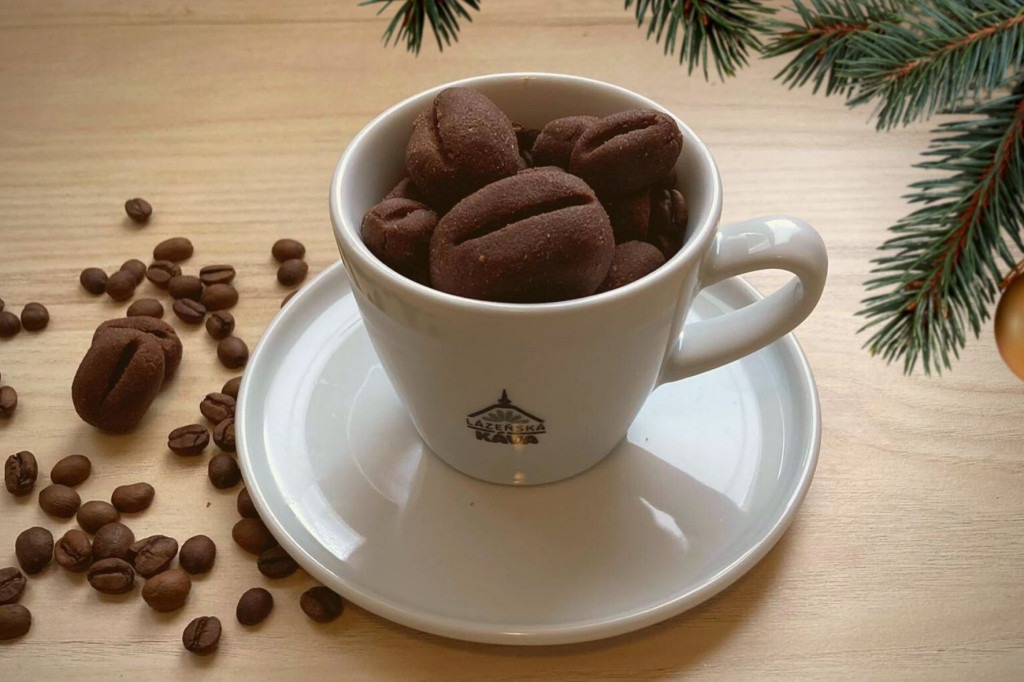 Kávová zrna jako vánoční cukroví servírované v šálku kávy