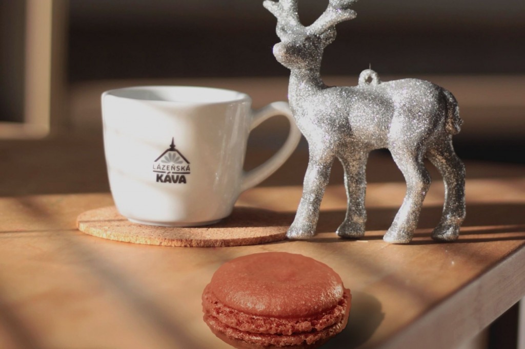 espresso z Lázeňské kávy, kávová makronka a vánoční ozdoba