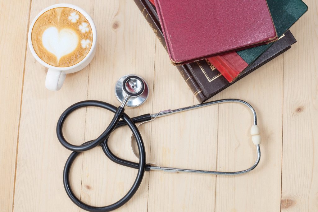 Káva cappuccino, obrázek srdce a stetoskop