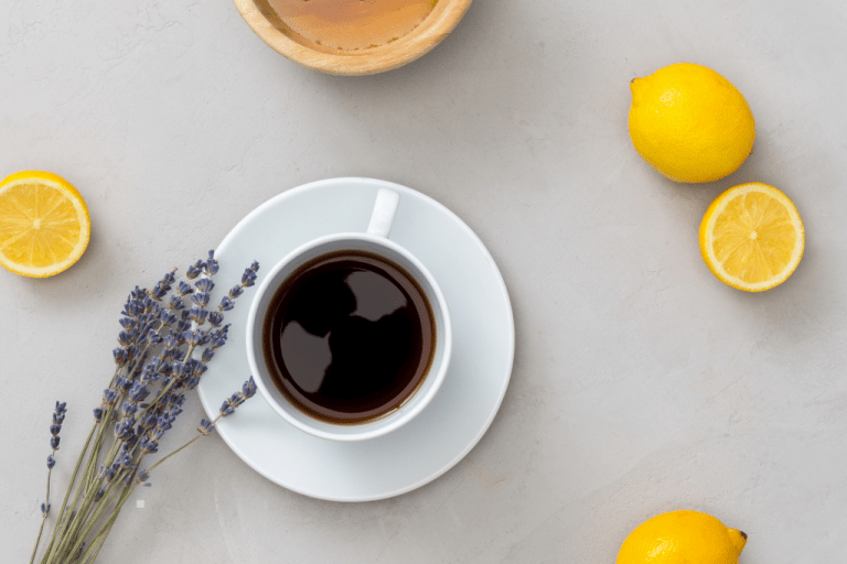 Šálek kávy s citrony a levandulí