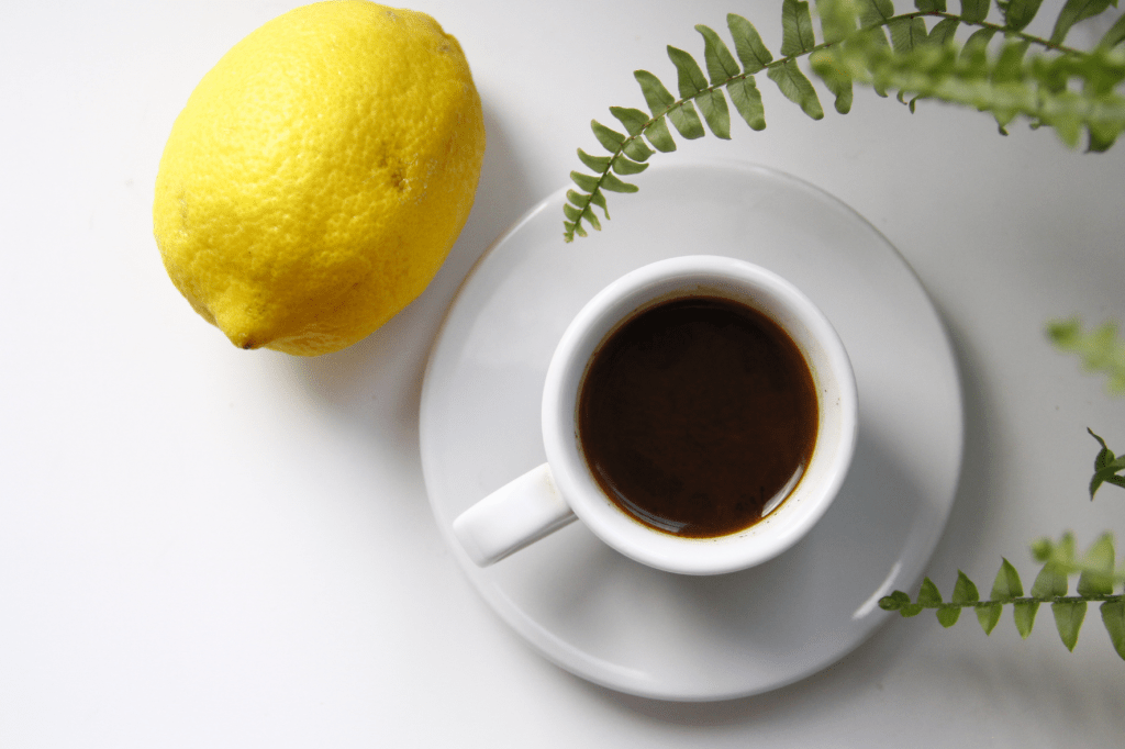 Šálek kávy a kyselý citron