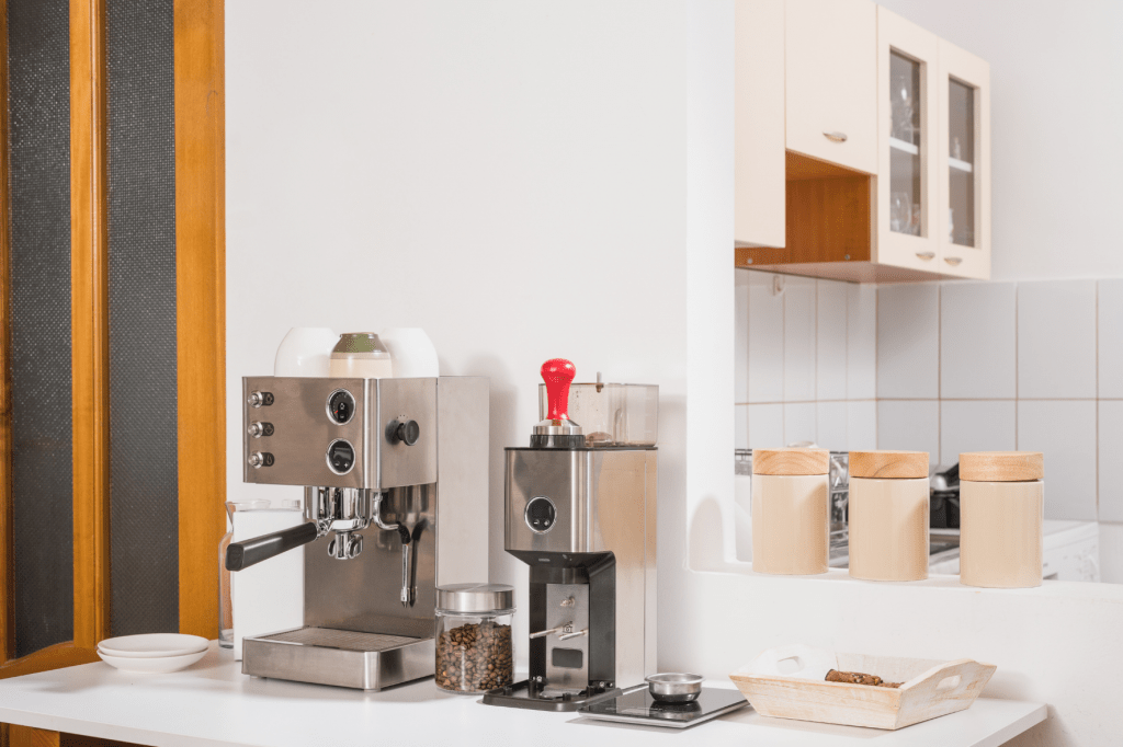Domácí kávovar a mlýnek na kávu v kuchyni