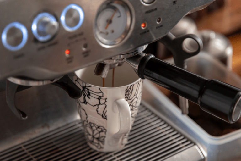 příprava kávy v domácím kávovaru