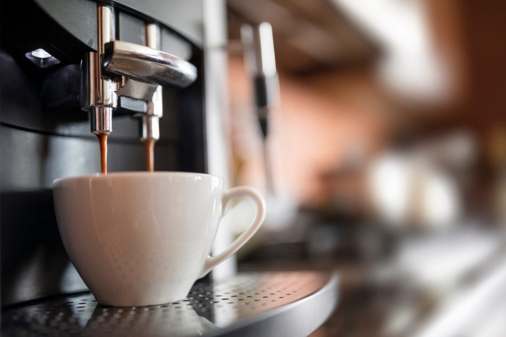 Automatický kávovar v domácnosti připravuje espresso