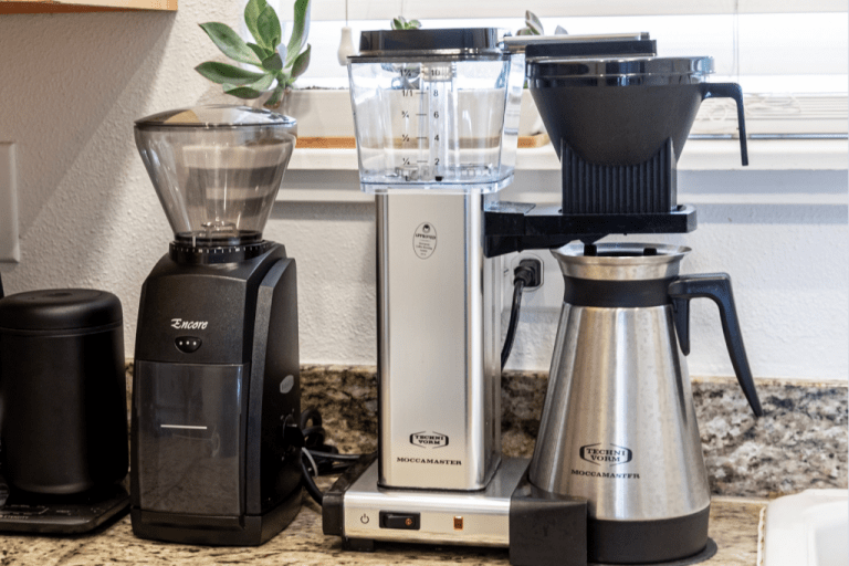 Domácí filtrovaná káva v překapávači moccamaster