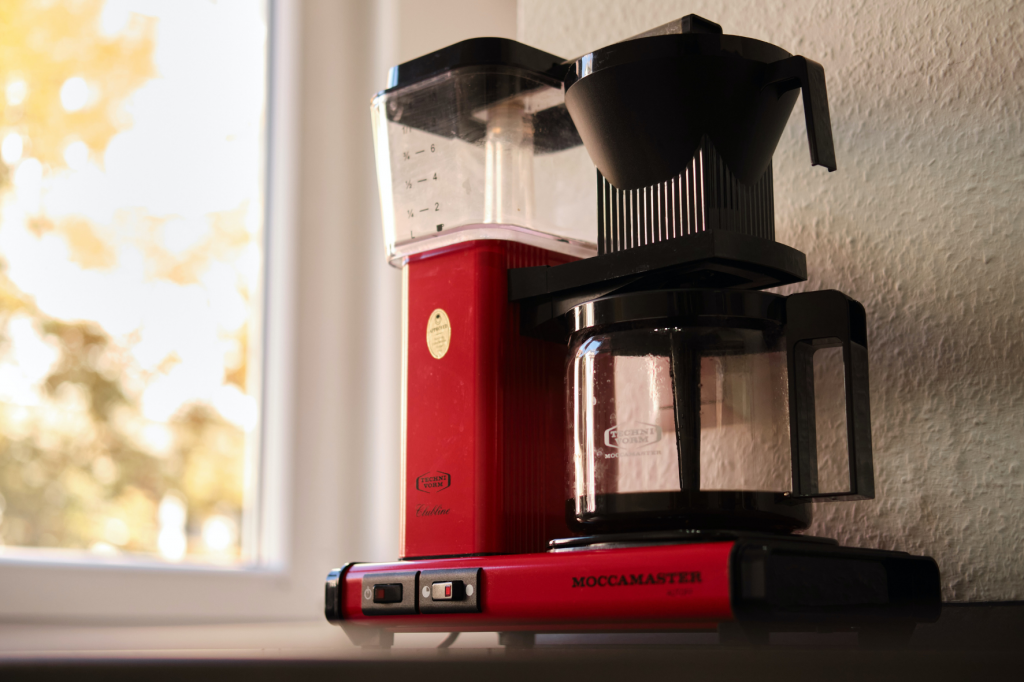 červený překapávací kávovar moccamaster na přípravu filtrované kávy