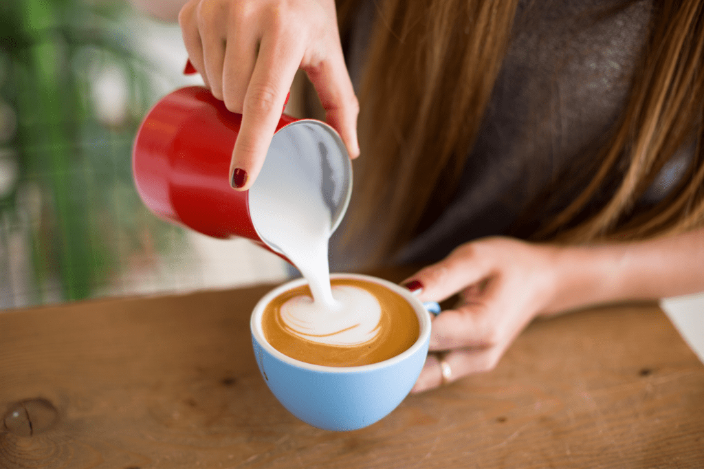 nalévání mléka do kávy
