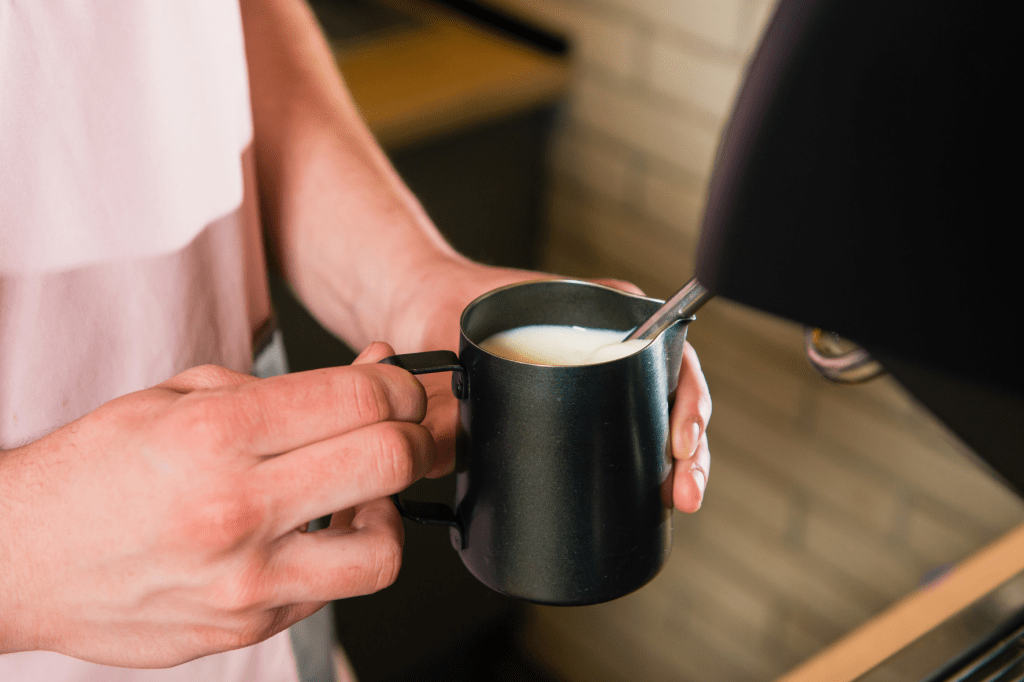 šlehání mléka do kávy na kávovaru s tryskou