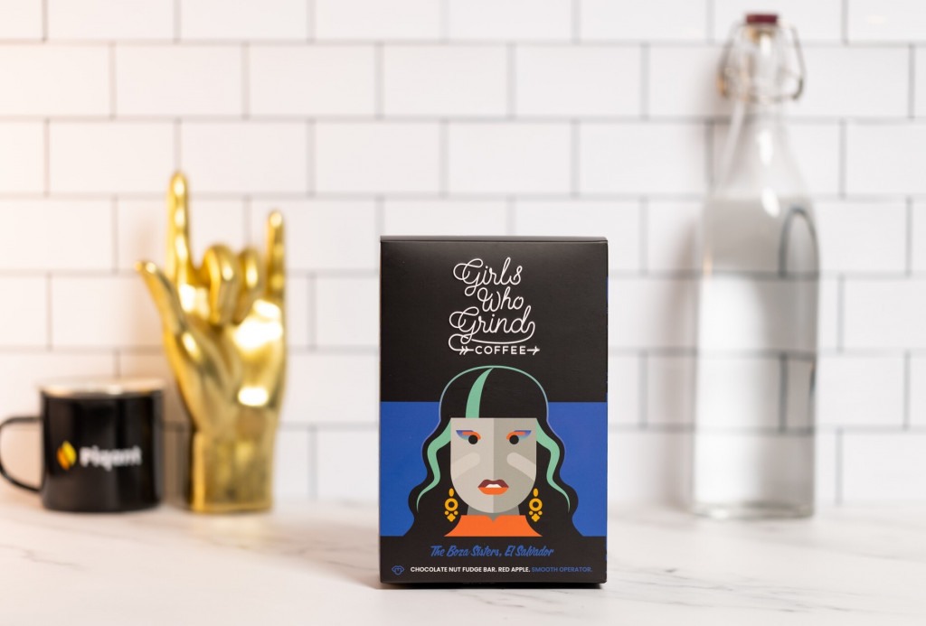 balíček kávy s obrázkem ženy s černými vlasy z pražírny Girls Who Grind Coffee