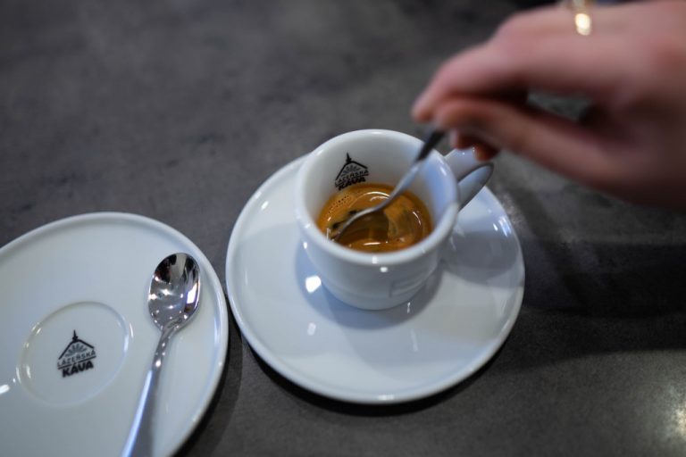 espresso v bílém šálku Lázeňská káva