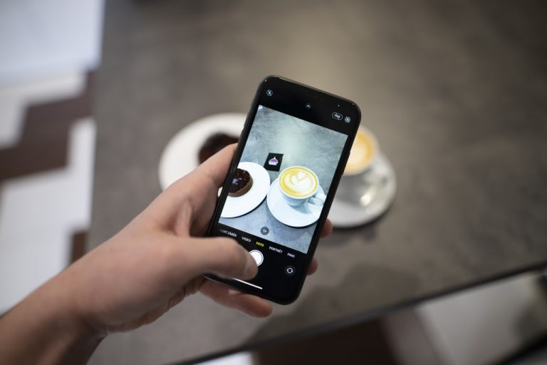 mobil fotící kávu a zákusek
