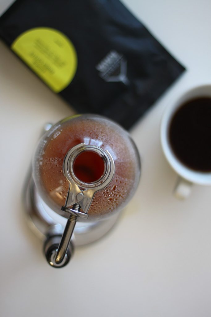 servírování lázeňské kávy v syphon coffee
