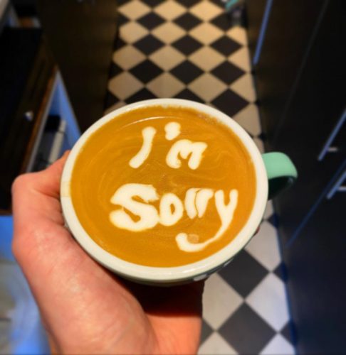 latte art s nápisem I'm Sorry