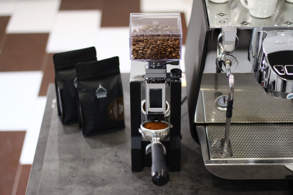 Elektrický mlýnek na espresso s kávovarem