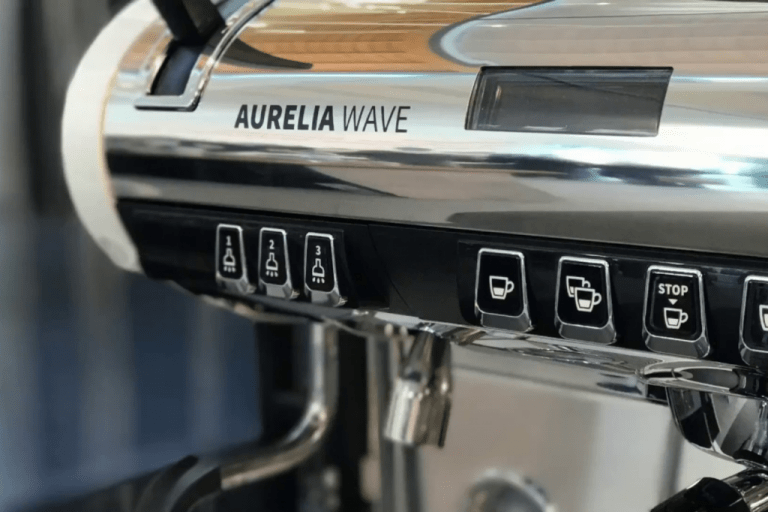 detail kávovaru Nuova Simonelli Aurelia Wave bílý