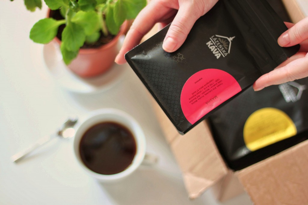 káva a sáčky pražené kávy z doručené krabice kávového předplatného