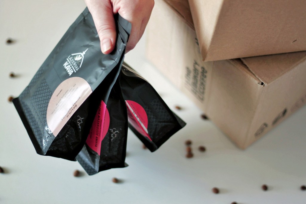 doručené balíčky pražené kávy
