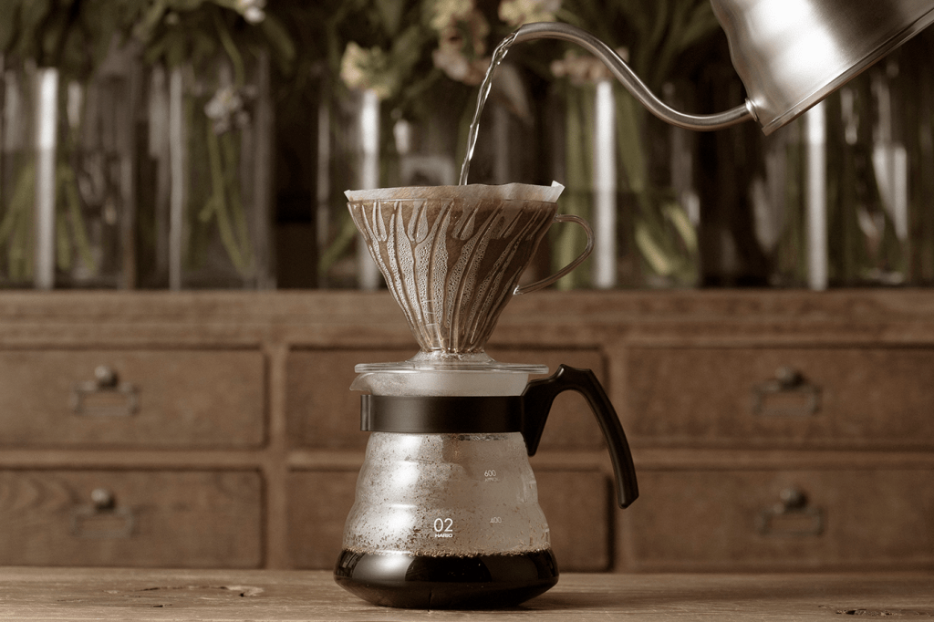 Proč je dobré pomalé zalévání kávy v dripperu