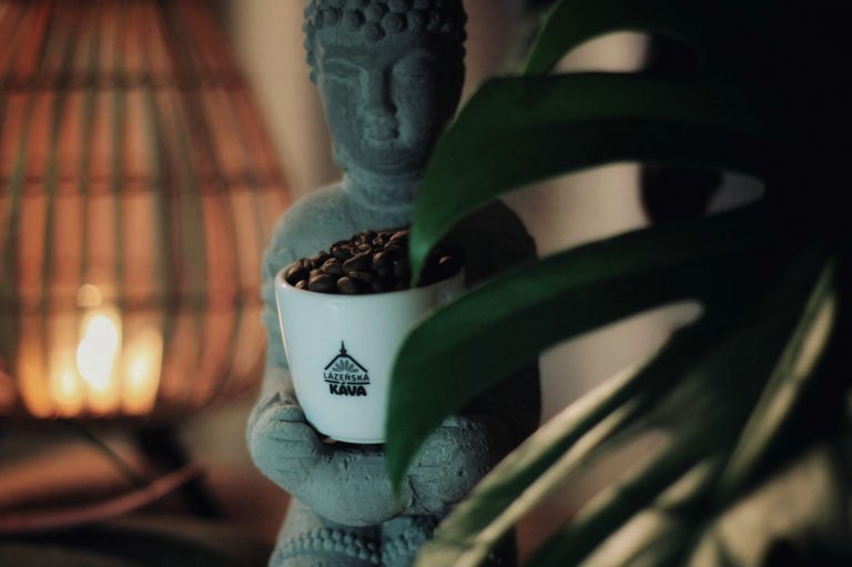 Kávová zrnka v šálku Lázeňská káva na sošce buddhy