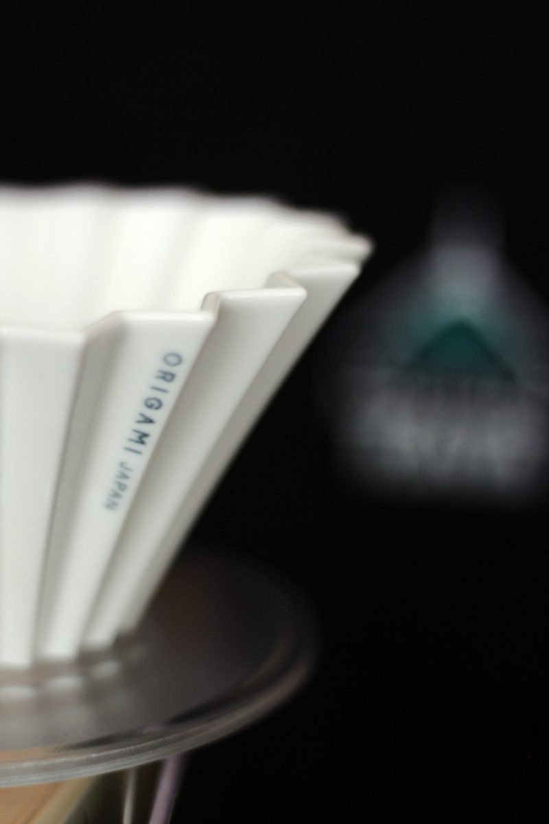 Bílý dripper Origami Japan s průhledným podstavcem